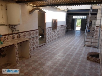 Bonita casa de unos 230 m2 en planta baja con patio, solári