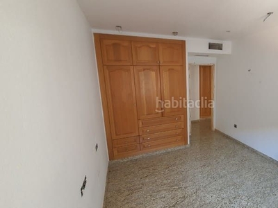 Casa adosada con 4 habitaciones, ascensor, parking y calefacción en Murcia
