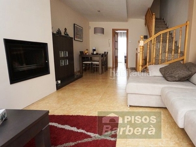 Casa adosada con 4 habitaciones con parking, calefacción y aire acondicionado en Barberà del Vallès