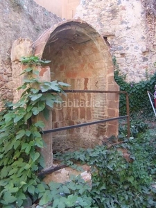 Casa adosada encantadora casa de piedra, a restaurar, situada en el casco antiguo en Calonge