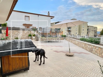 Casa con 4 habitaciones con parking, piscina, aire acondicionado y vistas a la montaña en Girona