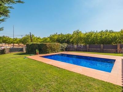 Casa con 4 habitaciones con parking, piscina y aire acondicionado en Sevilla la Nueva