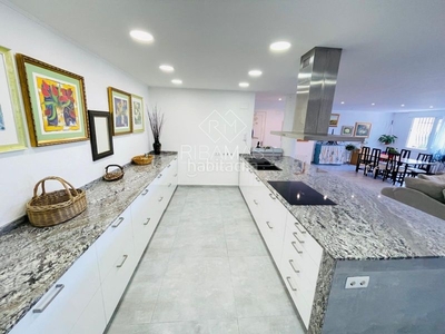Chalet independiente en venta , con 317 m2, 7 habitaciones y 7 baños, piscina, trastero, aire acondicionado y calefacción gasoil. en Argentona