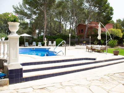 Chalet , urb.cala romana, magníficas vistas al mar y montaña, 6 hab, piscina y garaje . en Tarragona