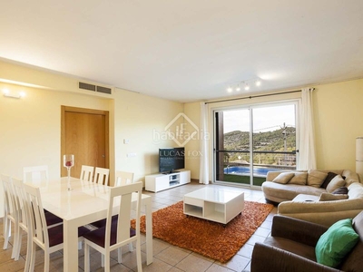 Chalet villa de 4 dormitorios con jardín y piscina en venta en Olivella