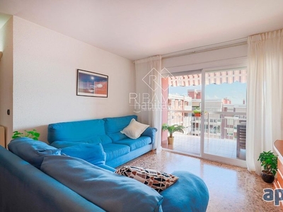 Piso alto, con increíbles vistas, y con piscina comunitaria, y parquing en Premià de Mar