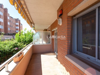 Piso con 3 habitaciones con ascensor, parking y aire acondicionado en Castelldefels