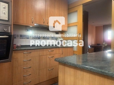 Piso de 86 m², 3 habitaciones, cocina reformada y baño muy bien conservado, calefacción, ascensor. perfecto para entrar a vivir. todo exterior. balcón ¡¡ zona muy tranquila! en Badia del Vallès