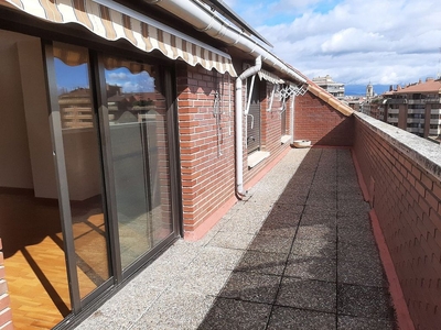 Alquiler de ático en avenida De Martínez de Velasco de 2 habitaciones con terraza y garaje