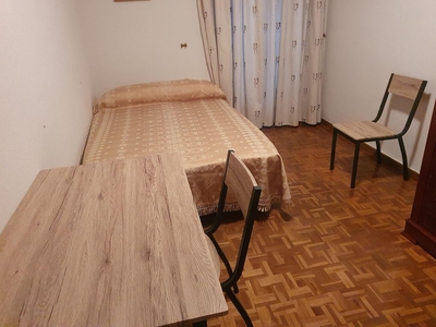 Alquiler de piso en calle Capitan Peñas de 3 habitaciones con terraza y muebles