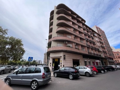 Alquiler de piso en Este de 3 habitaciones con garaje y muebles