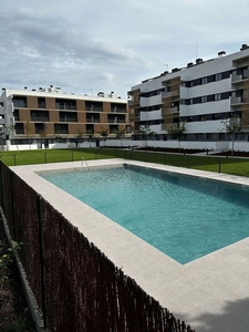 Alquiler de piso en Vilablareix de 3 habitaciones con terraza y piscina
