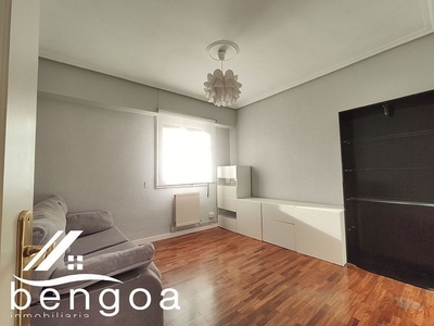 Alquiler de piso en Zabalgana - Ariznabarra de 2 habitaciones con terraza y muebles