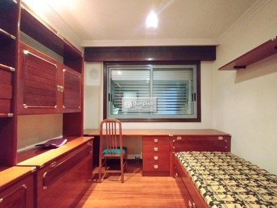 Apartamento en alquiler. Descubra la comodidad y el estilo en Vigo: un apartamento exclusivo con servicios y seguridad inigualables.