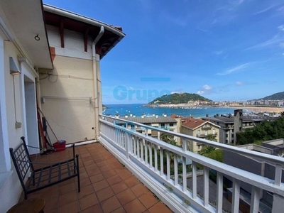 Ático en alquiler en Centro - San Sebastián-Donostia de 3 habitaciones con terraza y muebles