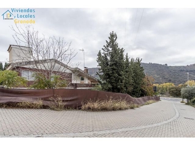 Casa con terreno en Granada zona Carretera de la Sierra