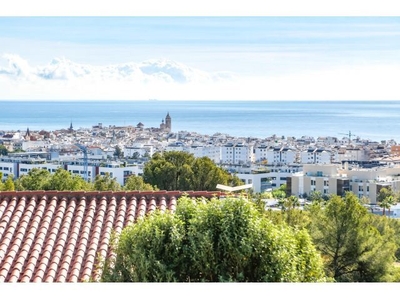 Fantástica casa orientada al sur con espectaculares vistas de Sitges y el mediterráneo