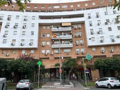 Piso de cuatro habitaciones muy buen estado, entreplanta, Avenida de las Ciencias-Emilio Lemos, Sevilla
