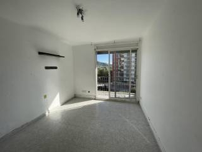 Piso de tres habitaciones Av Rasos De Peguera, Ciutat Meridiana, Barcelona