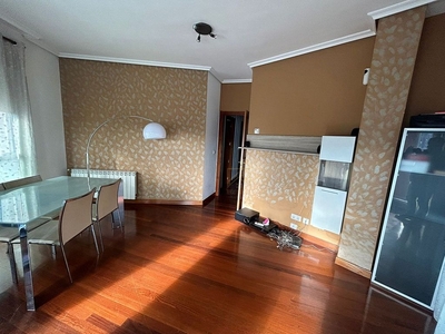 Piso en alquiler en barrio San Lorenzo de 2 habitaciones con muebles y balcón