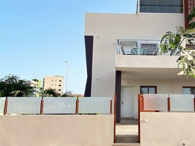 Piso en alquiler en calle Varsovia de 3 habitaciones con terraza y piscina