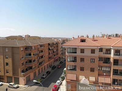 Piso en alquiler en Linares de 4 habitaciones con terraza y garaje