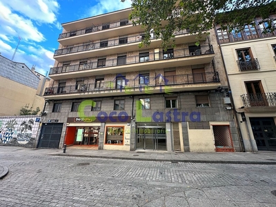 Piso en alquiler en plaza De San Justo de 4 habitaciones con muebles y balcón