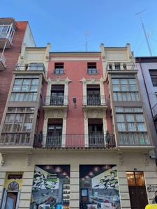 Piso en venta en Centro - Casco Antiguo de 3 habitaciones con terraza y balcón