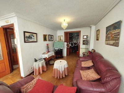 Piso en venta en Centro - Vitoria-Gasteiz de 4 habitaciones con terraza y balcón