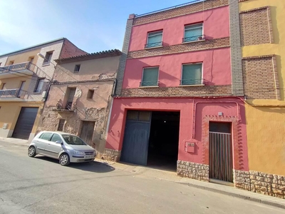 Piso en venta. Piso amplio de 97 m2 construidos , bien conservado , para entrar a vivir con almacén para guardar dos coches.