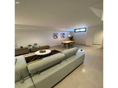 Piso tipo Dúplex con semisótano 42.49 m2, jardín 18.25 m2, terraza, aparcamiento y dos patios.