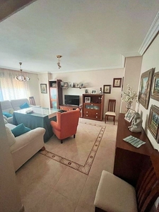 Venta de piso en San Roque - Ronda norte de 3 habitaciones con terraza y aire acondicionado