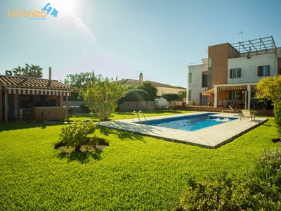Venta de casa con piscina y terraza en Las Vaguadas, Urbanizaciones Sur (Badajoz), Las Vaguadas