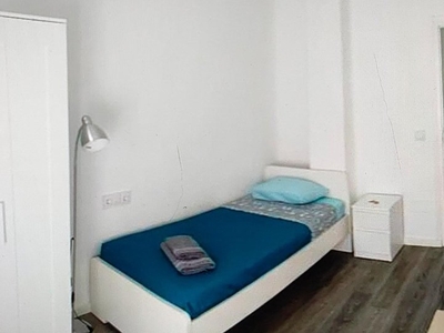 Se alquila habitación en apartamento de 4 dormitorios en Salamanca