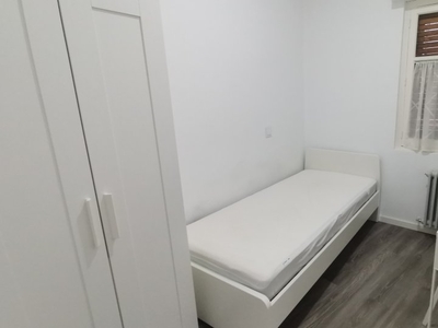 Se alquila habitación en apartamento de 4 dormitorios en Salamanca