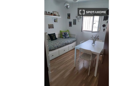 Se alquila habitación en piso de 2 dormitorios en el centro de Cádiz