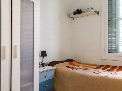Se alquila habitación en piso de 4 dormitorios en Eixample, Barcelona