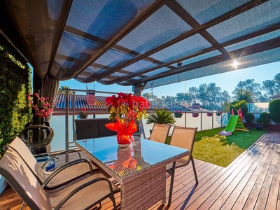 Casa pareada una práctica casa familiar con jardín, piscina y personalidad en Lliçà d´Amunt