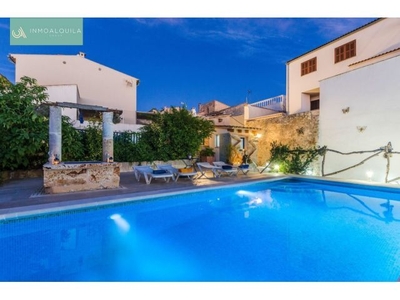 Se alquila bonita casa de pueblo en Lloret. 4hab. 2baños, piscina, jardín. 1.300€/mes