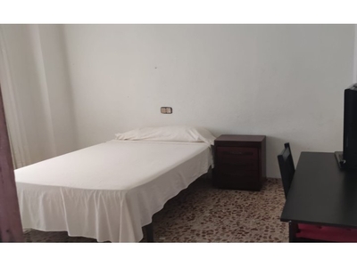 Se alquila habitación en piso de 4 habitaciones en Alicante