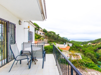 Casa Aislada en venta. Chalet situado en una de las zonas más prestigiosas de la Costa Brava, rodeada de naturaleza, con vistas al mar y montaña.