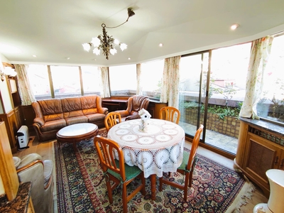 Piso en venta. Piso alto en el centro de Eibar. 3 habitaciones, cocina, amplio salón-comedor, 2 baños, tendedero, despensa y terraza.