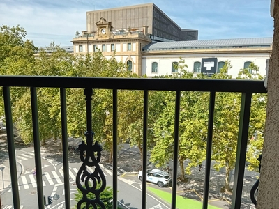 Piso en venta. Vivienda de 55m2 útiles en Duque de Mandas. Dos habitaciones. Balcón con vistas a Tabacalera. Ascensor a cota cero