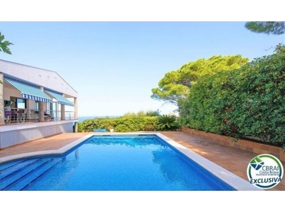 Bonita villa en venta con gran jardín y piscina privada en Port de la Selva.