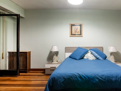Se alquilan habitaciones en apartamento de 5 dormitorios en Bilbao