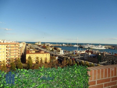 Alquiler de piso en Barris Marítims de 3 habitaciones con terraza y garaje