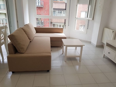 Alquiler de piso en calle Pau Claris de 2 habitaciones con terraza y muebles