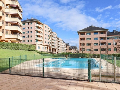 Alquiler de piso en Montecerrao de 3 habitaciones con terraza y piscina
