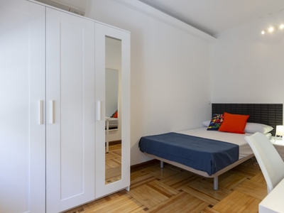 Amplia habitación en apartamento de 6 dormitorios en el Retiro, Madrid.