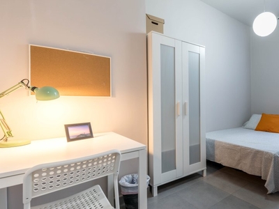 Amplia habitación en un apartamento de 5 dormitorios en L'Eixample, Valencia